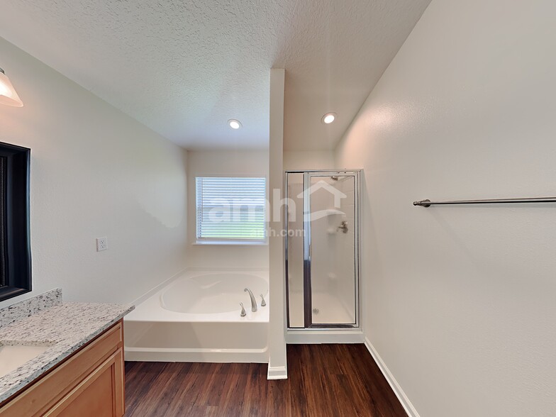 Building Photo - 2842 Woodstone Dr