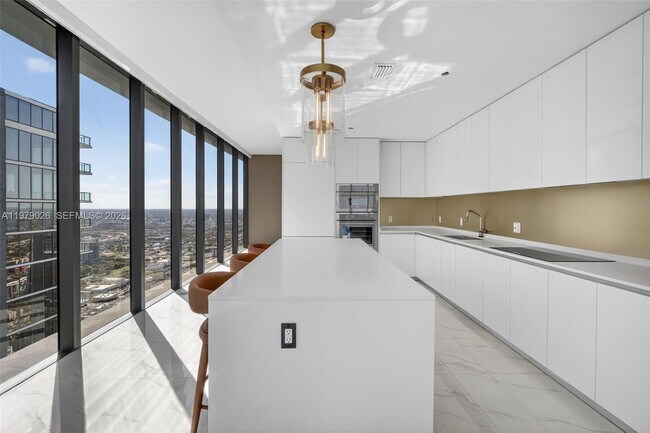 Building Photo - 700 NE 24th St