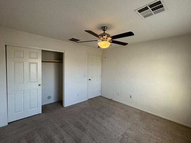 Building Photo - 4 Bedroom Home in Lantana Village Near E Ocotillo Rd. and S McQueen Rd!