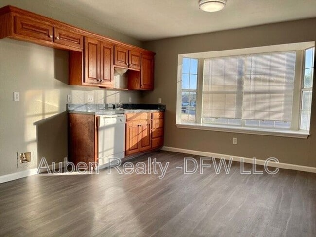 Building Photo - 206 Honey Bee Dr