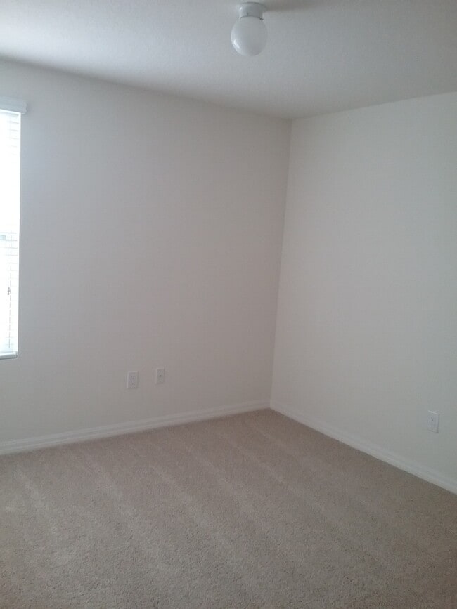 Building Photo - 3 Bedroom 2.5 Bath Townhouse in Turtle Cre...