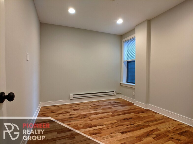 Building Photo - 4616 N Paulina St