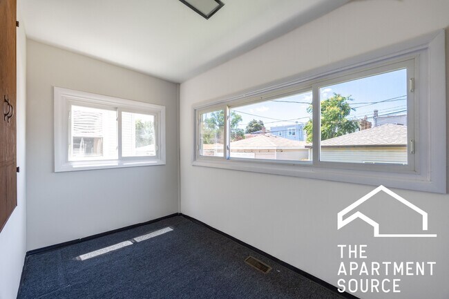 Building Photo - 2110 N Avers Ave