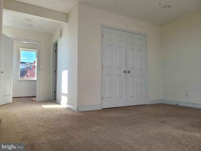 Building Photo - 250 S Washington St