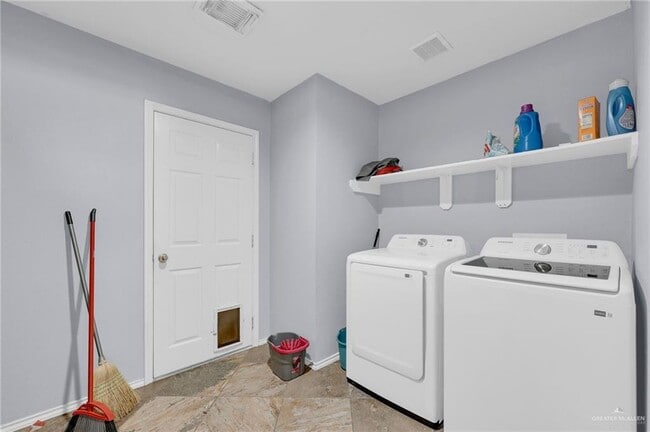 Building Photo - 14 View Point Dr