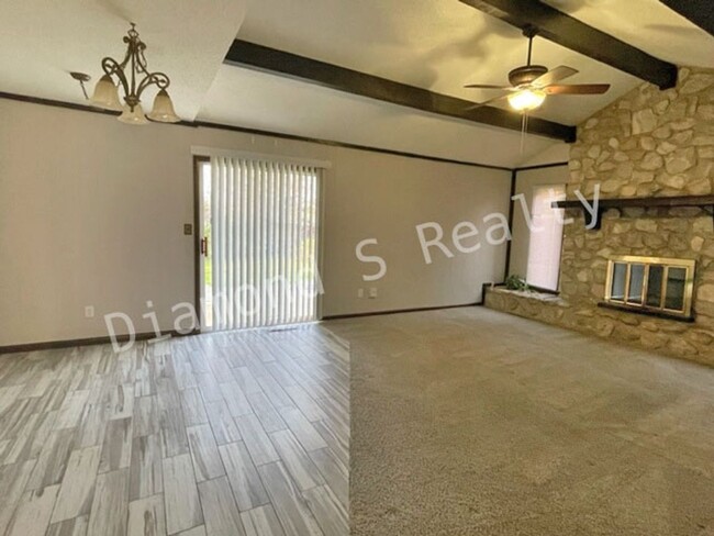 Building Photo - Charming 3 Bedroom Home Available Early July!