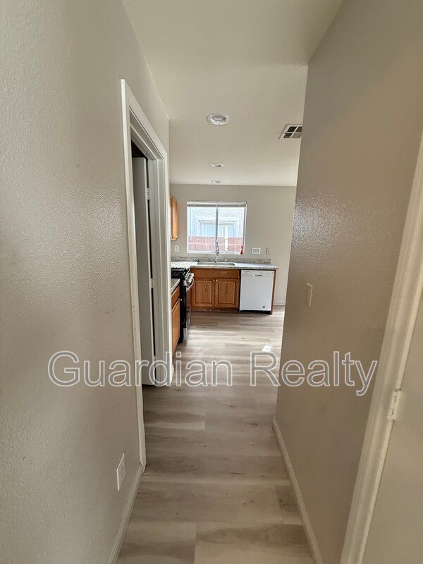 Building Photo - 10467 Lilac Tree Ave