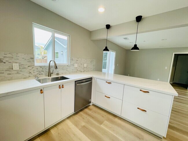 Building Photo - 1236 Hollyburne Ave