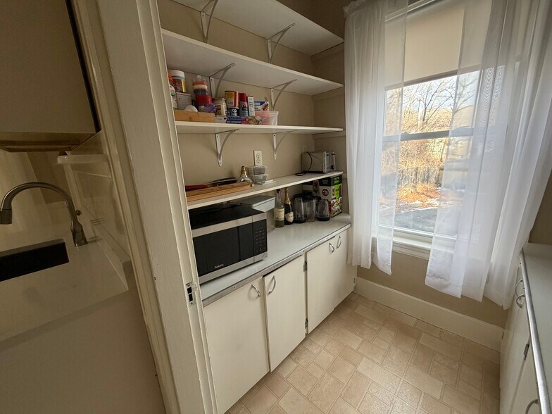 Building Photo - 16 Nichols St