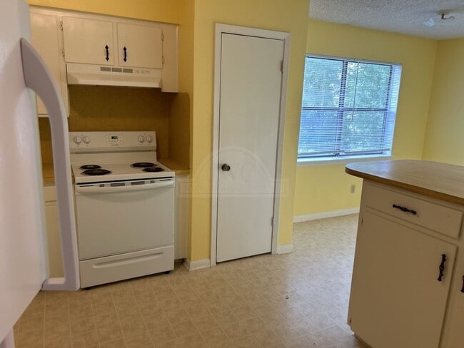 Building Photo - 821 Michelle Dr