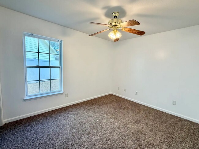 Building Photo - Spacious 5-bedroom, 3-bath home!