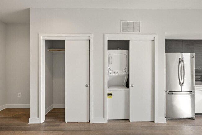 Building Photo - 1800 E 4th St