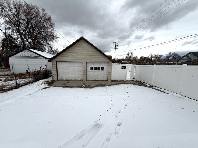 Building Photo - 3 Bed 1 Bath Single Family Home W/ Fully Fenced Yard and Garage!