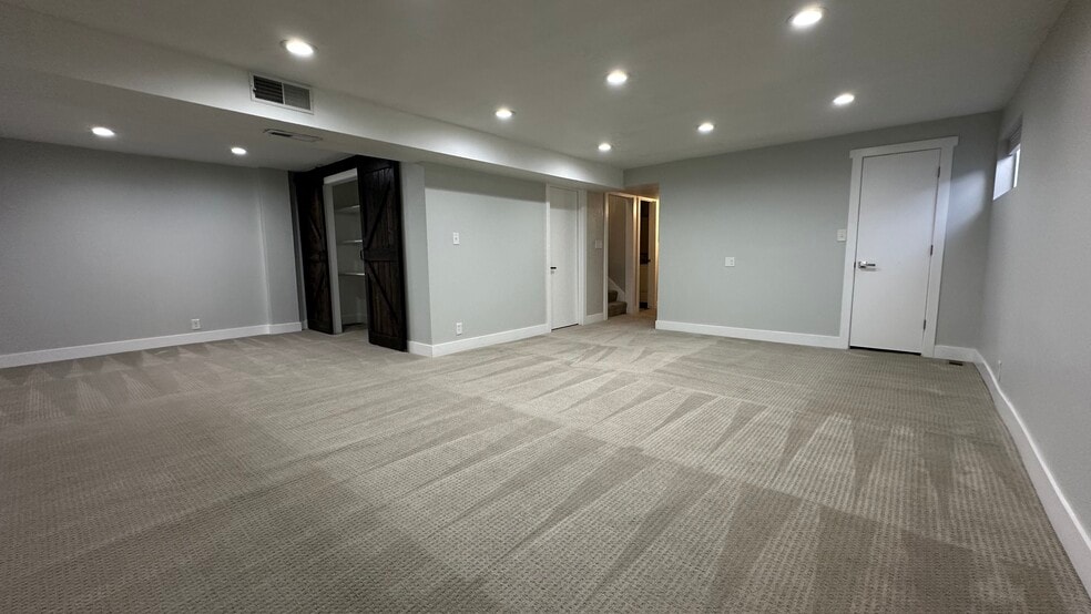 Building Photo - 894 E 840 N