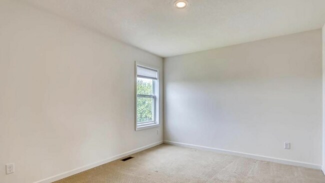 Building Photo - Perfect 5 bedroom count Home in Plymouth