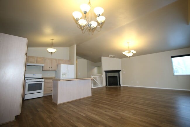 Building Photo - 3 Bedroom Home in North East Anchorage!