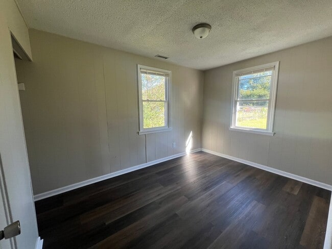 Building Photo - Cute 2 bedroom 1 bath duplex that is centr...