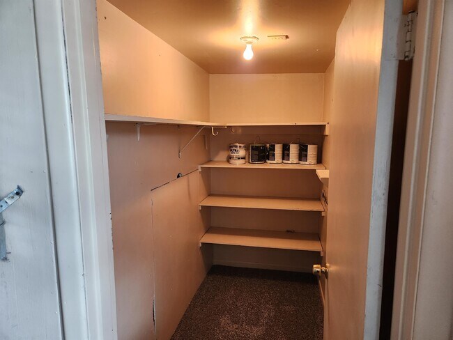 Building Photo - 133 SE Main St