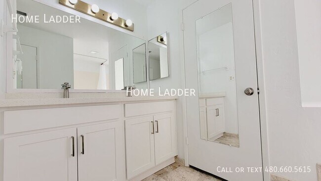 Building Photo - Spacious Townhouse in Tempe!