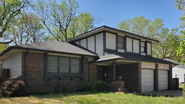 Primary Photo - Spacious Derby home in Beautiful Mature Tr...