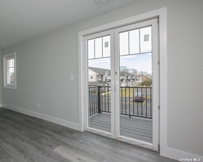 Building Photo - 170 W Montauk Hwy