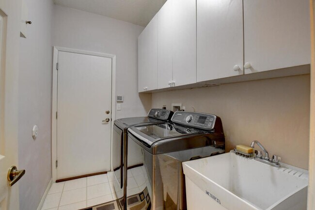 Building Photo - 9456 Lake Serena Dr