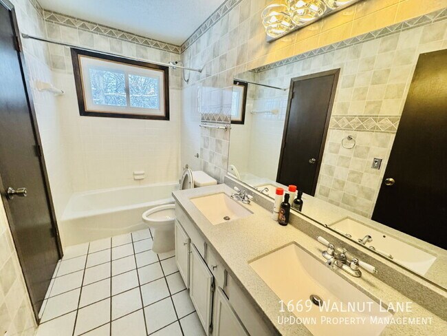 Building Photo - 1669 Walnut Ln