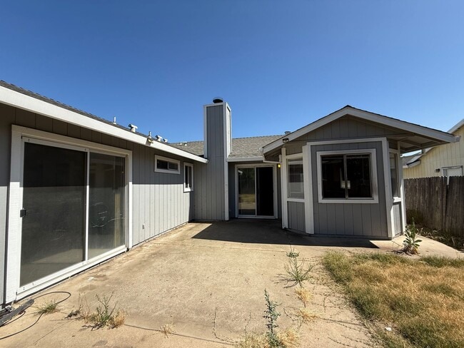 Building Photo - Spacious 4bed 2bath home in the Rio Linda/...