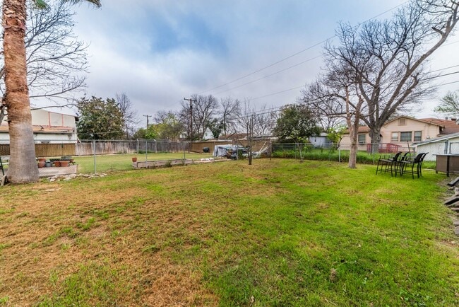 Building Photo - 2218 W Mistletoe Ave