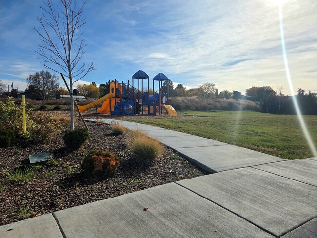 Building Photo - Modern New-Build Duplex in Payette