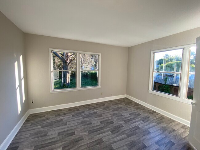 Building Photo - 1303 S Hart Ave