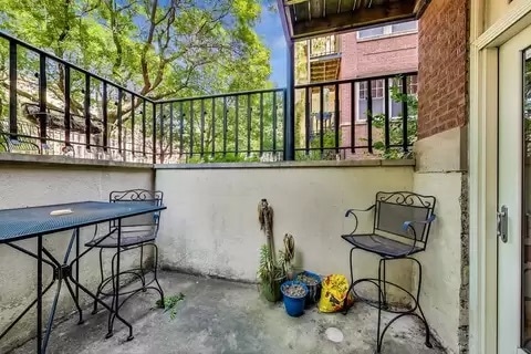 Patio - 4733 N Malden St