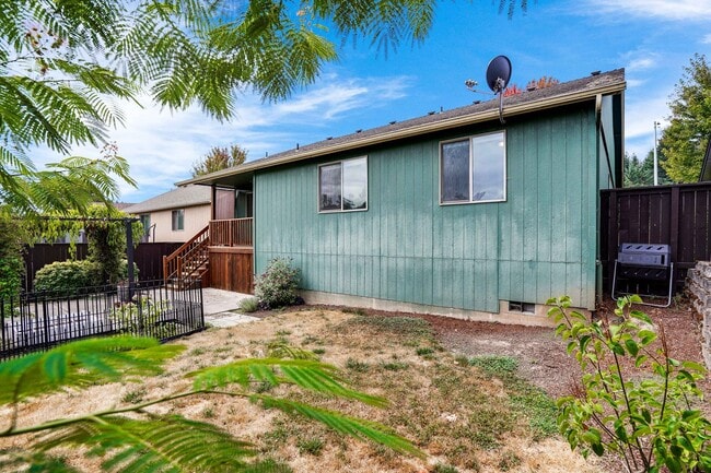 Building Photo - Beautiful 3 bed, 2 bath home in a quiet We...