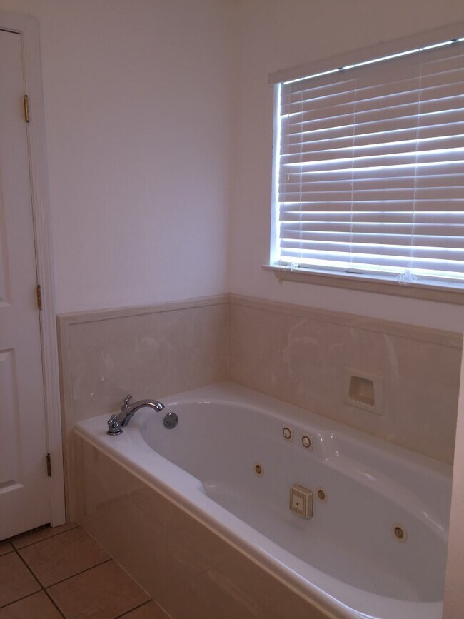 Building Photo - Biloxi 3 Bedroom