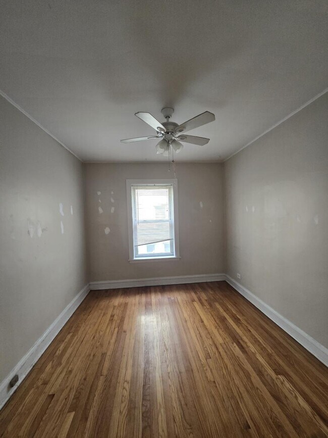 Building Photo - 1808 W Farwell Ave