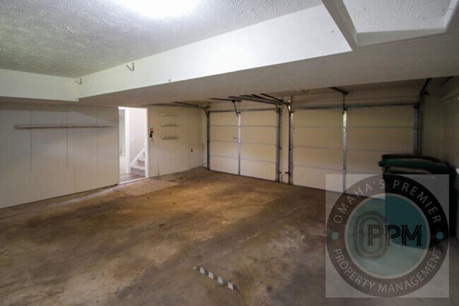 Building Photo - Millard 3 bed 3 bath with Park Access!