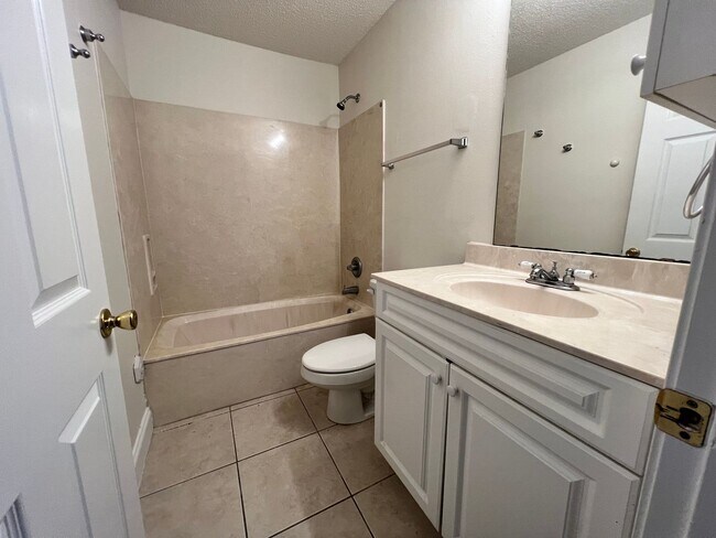 Building Photo - Central Crestview Location