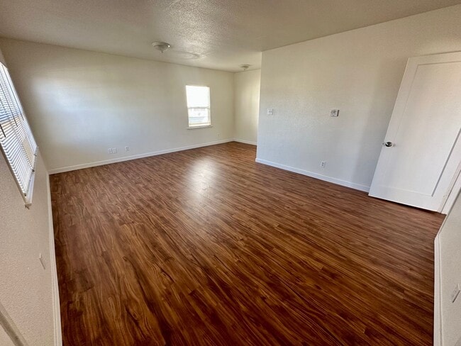 Building Photo - 2 Bed 1 Bath, Large Backyard!