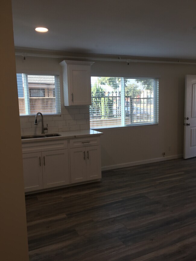 Building Photo - 516 W Century Blvd