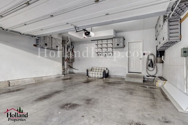 Building Photo - Updated Monthly Rent: $3,000 - Beautiful updated 4 Bedroom home in Beaverton