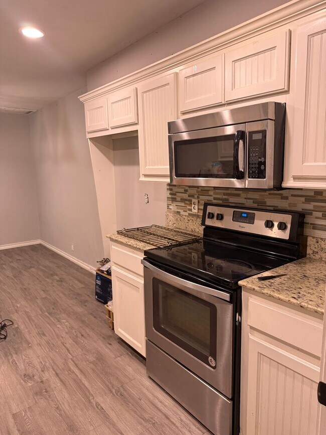 Building Photo - Charming Corner-Lot Duplex in the Heart of Yukon – Available Now!