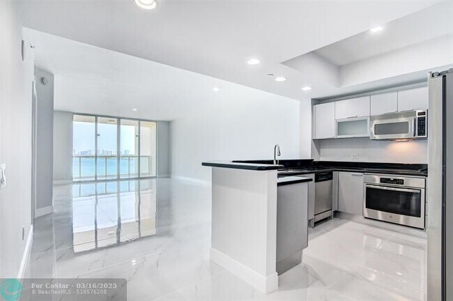 Building Photo - 2650 Lake Shore Dr