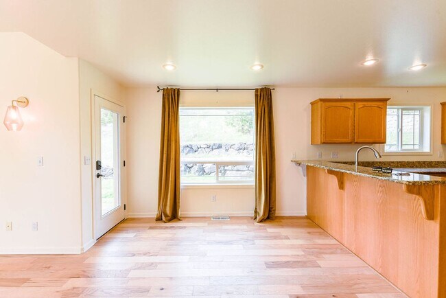 Building Photo - Beautiful 3 bed/2.5 bath single family hom...