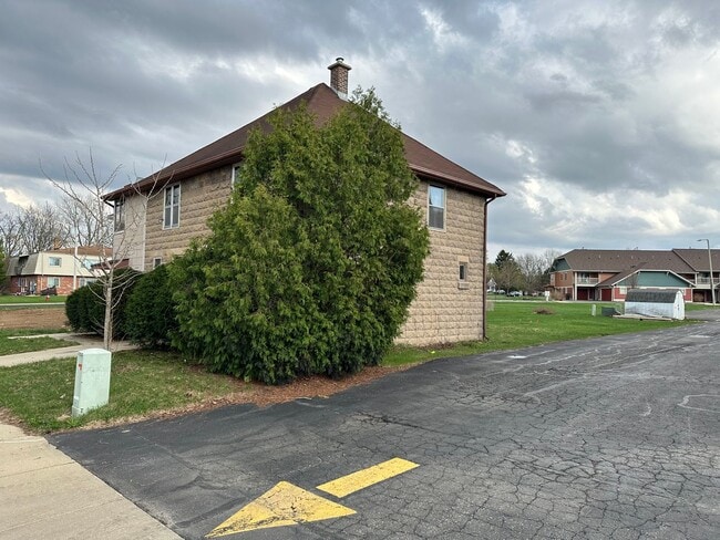 Building Photo - 103 E Park Ln