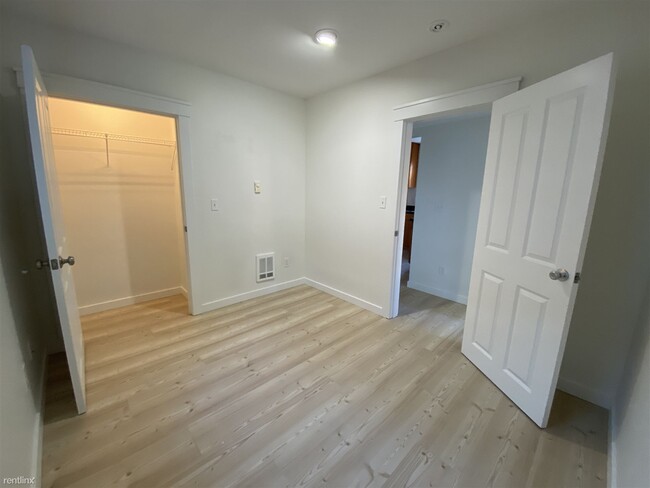 Building Photo - 4 br, 3 bath Triplex - 8120 Delridge Way S...