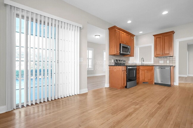 Building Photo - 9580 Mission Dr