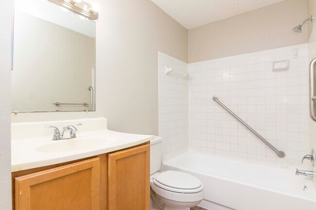 Building Photo - Waterfront - Top Floor- 1 Bedroom 1 Bath f...