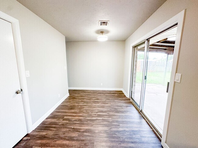Building Photo - Beautiful 3 Bedroom - 1.5 Bathroom in Must...