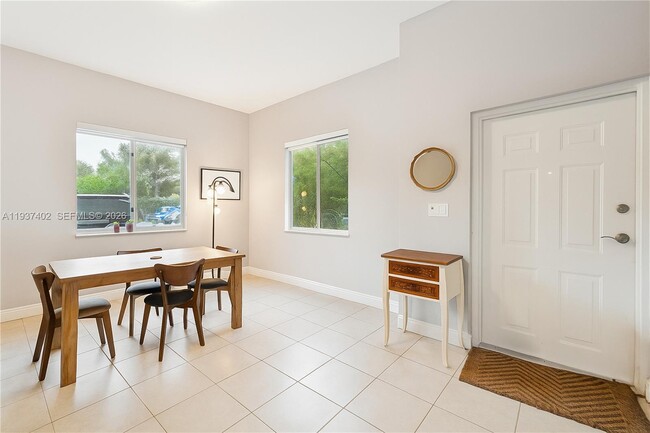 Building Photo - 2730 SW 26th St