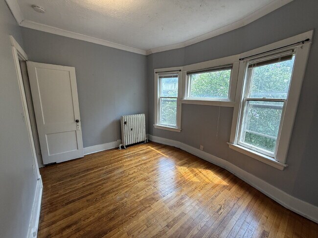 Building Photo - Heritage Hill 2BR Main Level Apartment
